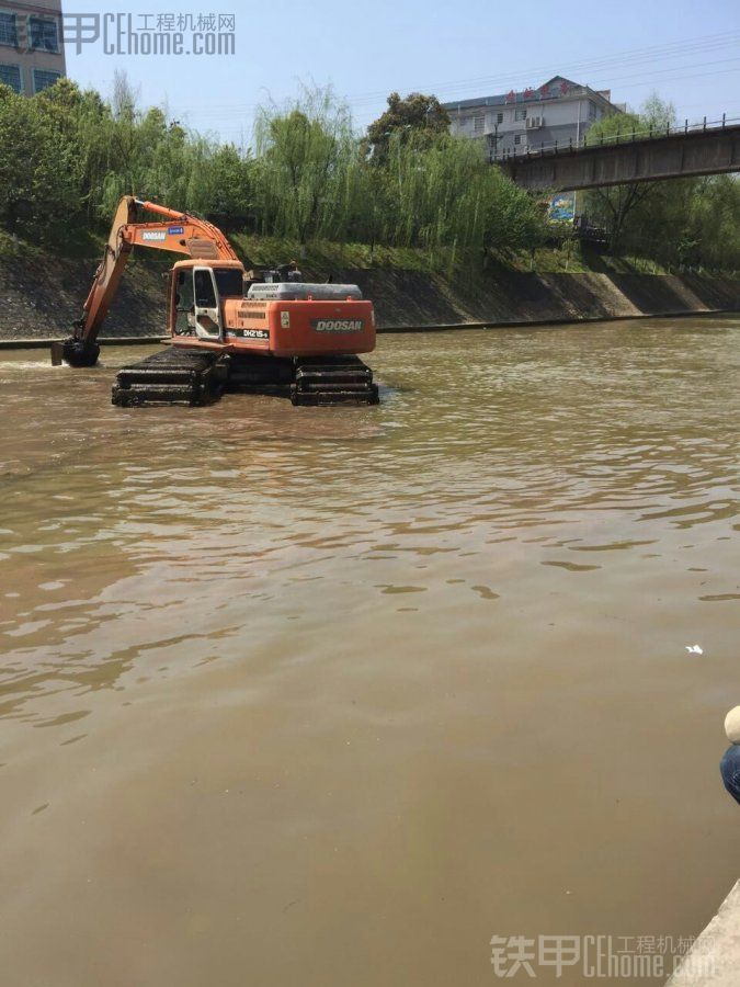 水陸挖掘機，水陸兩棲挖掘機！