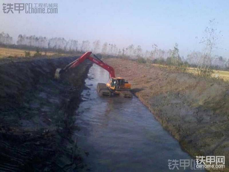 這是挖出來的溝。水挖干的一般都是粗活，所以沒有旱挖刷坡好看。
