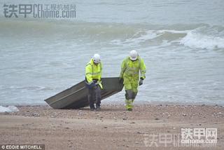 700万的挖机停海里，英国人在搞行为艺术吗！