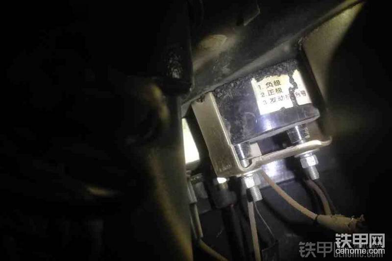小時(shí)表三根線 紅的接正極 黑得接負(fù)極 紫的接發(fā)電機(jī)信號(hào)