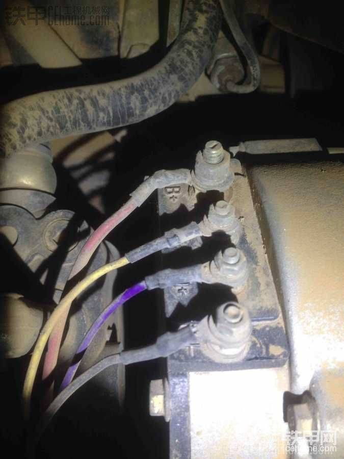 紫線接在發(fā)電機(jī)的D+上