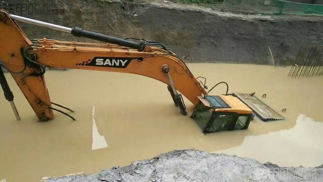 洗白白 挖机在工地被淹