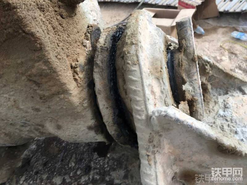 铁甲  老顽童    波哥 一直强调的，斗子锁定别图省事，就拿个钢筋锁定。