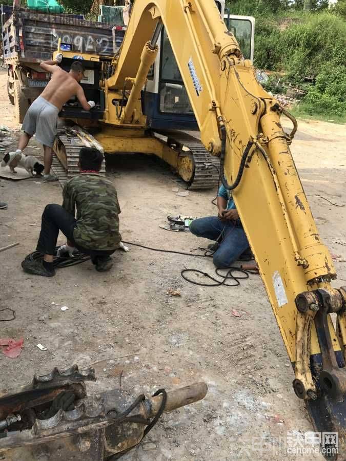 開始裝炮了，細(xì)節(jié)就不發(fā)了，見過的都懂，差不了多少，我就是把卡子多加幾個(gè)，焊牢固一點(diǎn)