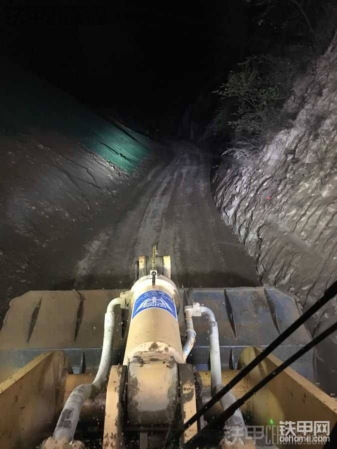 半夜下雨接到指令要修路    可鏟車罷工了，打不著火，癥狀是不來油，空打，熄火電磁閥卡了嘛，不對，這個熄火時拉線的。這個圖片是發(fā)著后拍的，以示司機在現場 真的車壞了，不是懶的怕起床。