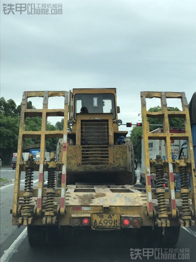 板車運(yùn)送洛建壓路機(jī)