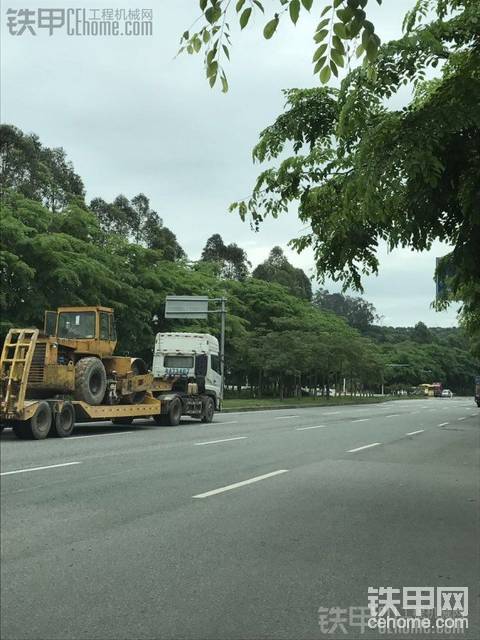 板車運(yùn)送洛建壓路機(jī)