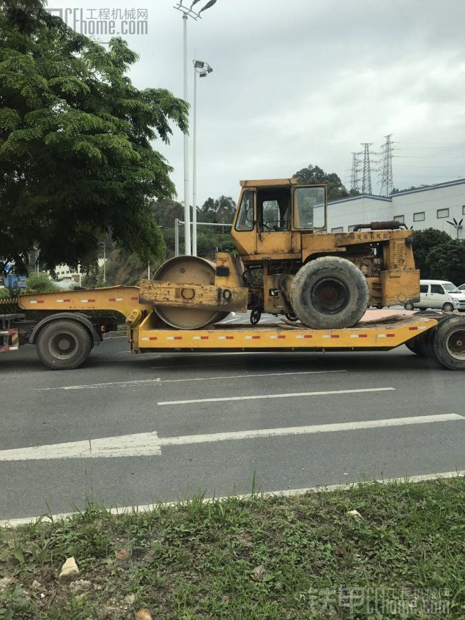 板車運(yùn)送洛建壓路機(jī)