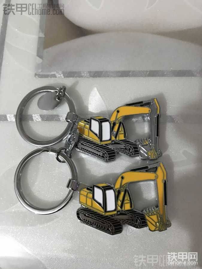 卡特彼勒挖掘机两只