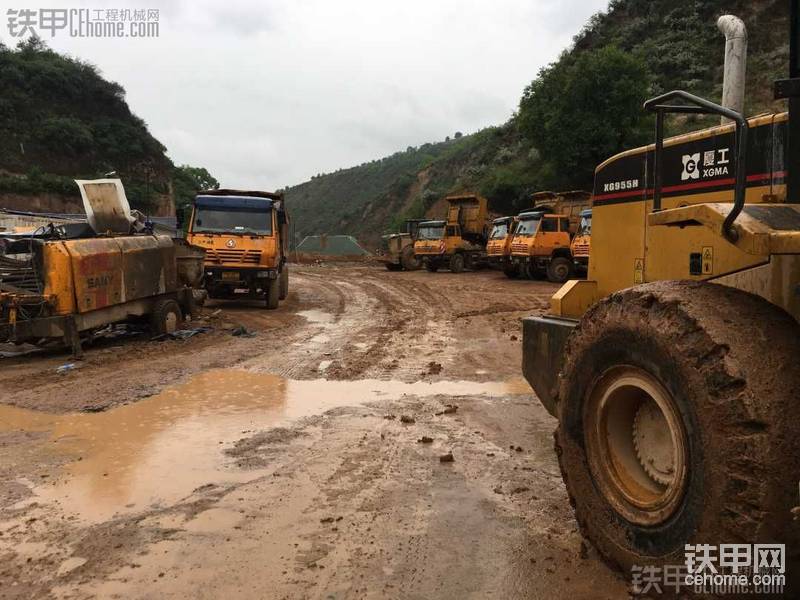 翻山越岭走到了斜井 竟然不在宿舍  车慢又不是司机技术差 干活慢  估计是加班修正渣场去了