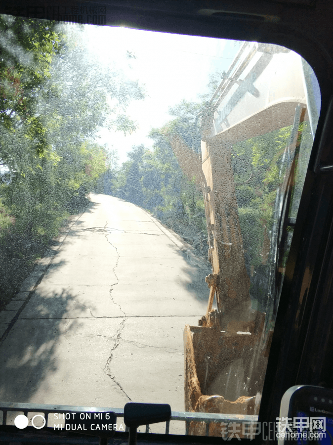 刚从原来那个工地出来，走着800米水泥路
