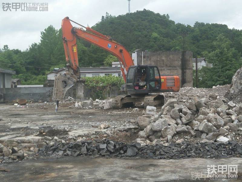 由于恩施是山區(qū)，經(jīng)常與石頭打交道，都有破碎錘
