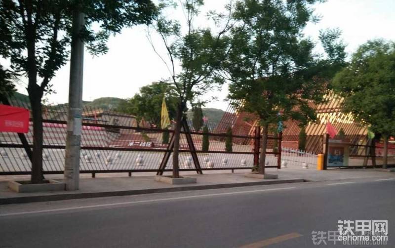 觀賞風(fēng)景的同時(shí)也去附近的革命紀(jì)念地走走