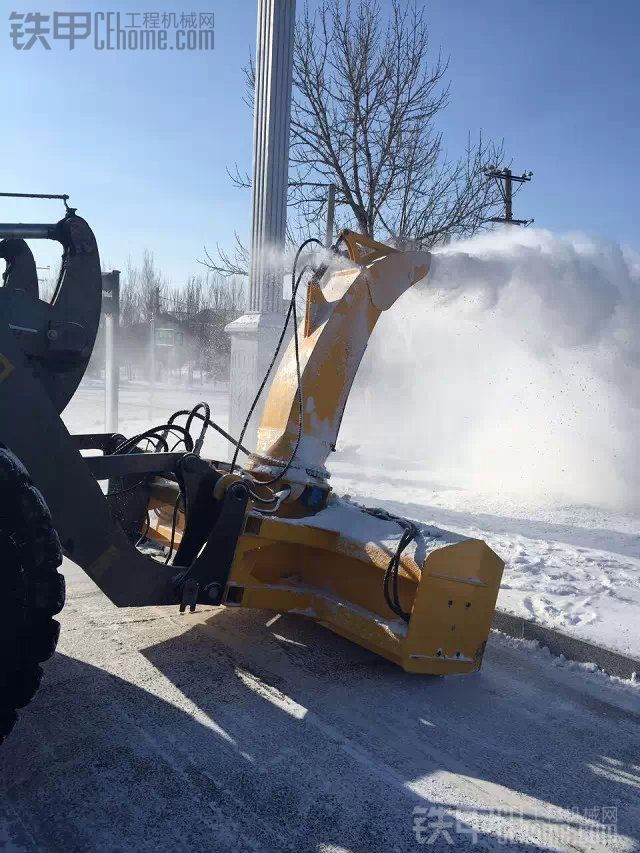 現(xiàn)在就開始準(zhǔn)備冬季的除冰雪設(shè)備了，去年裝載機(jī)改的拋雪機(jī)，瞧瞧