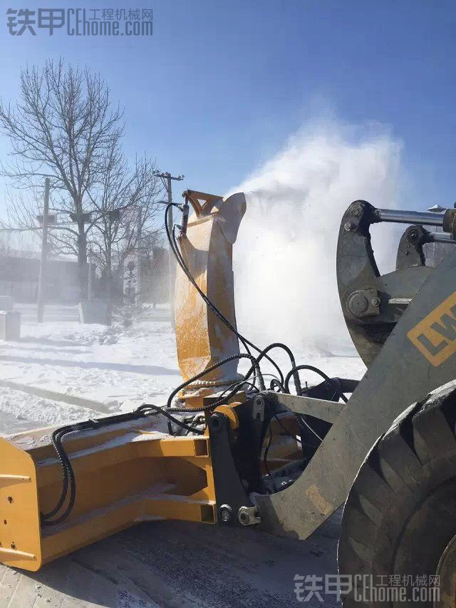 现在就开始准备冬季的除冰雪设备了，去年装载机改的抛雪机，瞧瞧