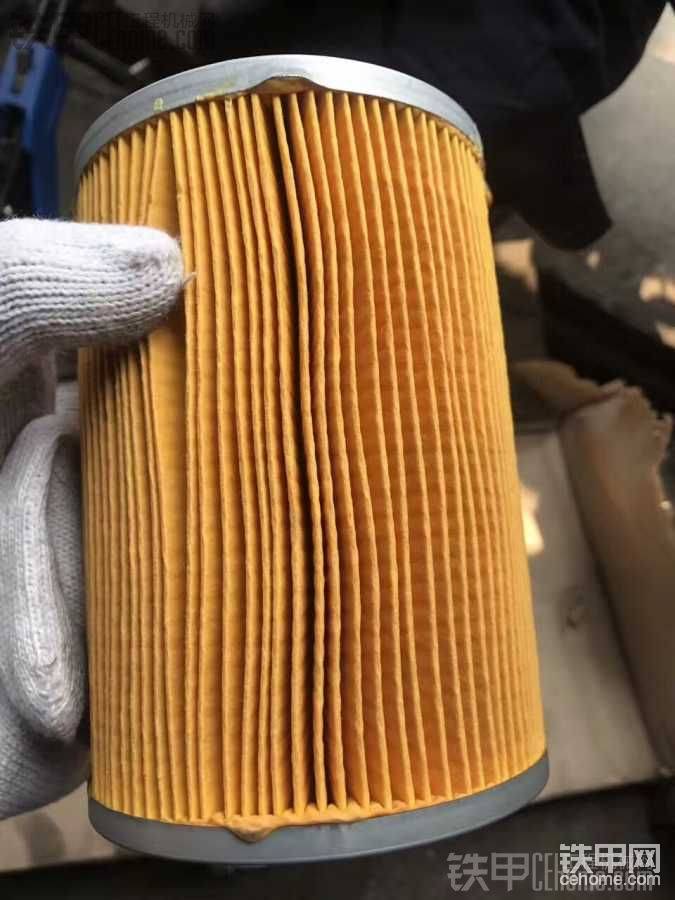    再次，觀察濾紙與端蓋的粘結(jié)。
 
    劣質(zhì)濾清器的密封性不好，導(dǎo)致雜質(zhì)會(huì)從濾紙與端蓋之間的縫隙溜過，使濾清器完全失去過濾的功能。而優(yōu)質(zhì)濾清器的粘結(jié)完全密封，為發(fā)動(dòng)機(jī)提供完美保護(hù)，讓灰塵無懈可擊。