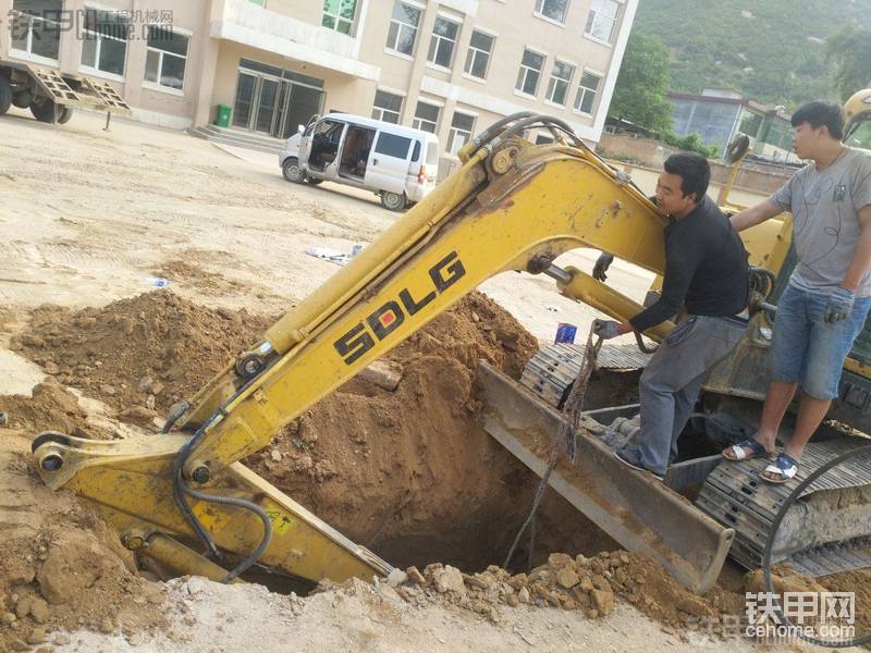 我們自己動(dòng)手先開(kāi)始拆了、挖了一個(gè)坑把二臂放進(jìn)去
