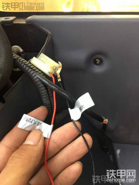 傻瓜式教程：小松PC220-8原車顯示屏改裝攝像頭