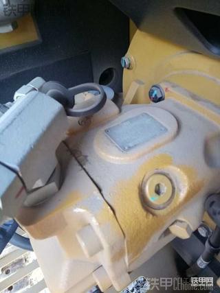 卡特305.5新车不到一百小时，油泵渗油，怎么回事