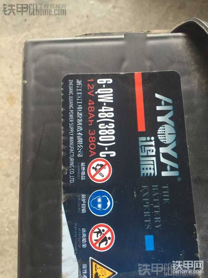 這是拆下來(lái)的電瓶，拆之前先在車(chē)上給它深度放放電（比如開(kāi)開(kāi)大燈）