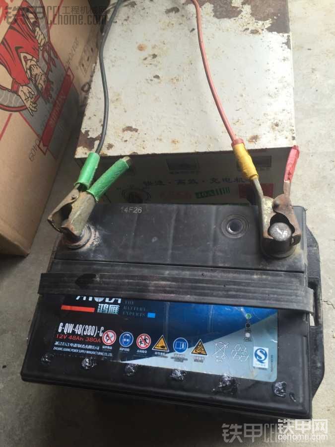 充電（專(zhuān)業(yè)修電瓶的貌似有個(gè)脈沖修復(fù)充電儀，那個(gè)充電效果更好）