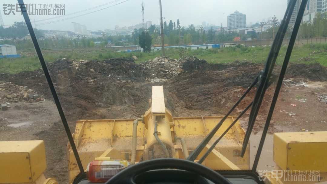 大家猜猜什么车 下了好几天雨了 都是泥