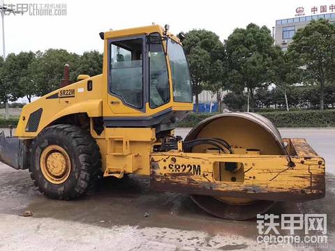 這個(gè)山推壓路機(jī)  我看像重新化妝了