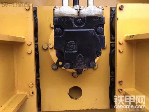 這個(gè)山推壓路機(jī)  我看像重新化妝了