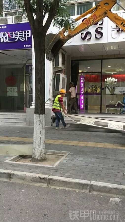 這車是會是甲友開的么，好屌