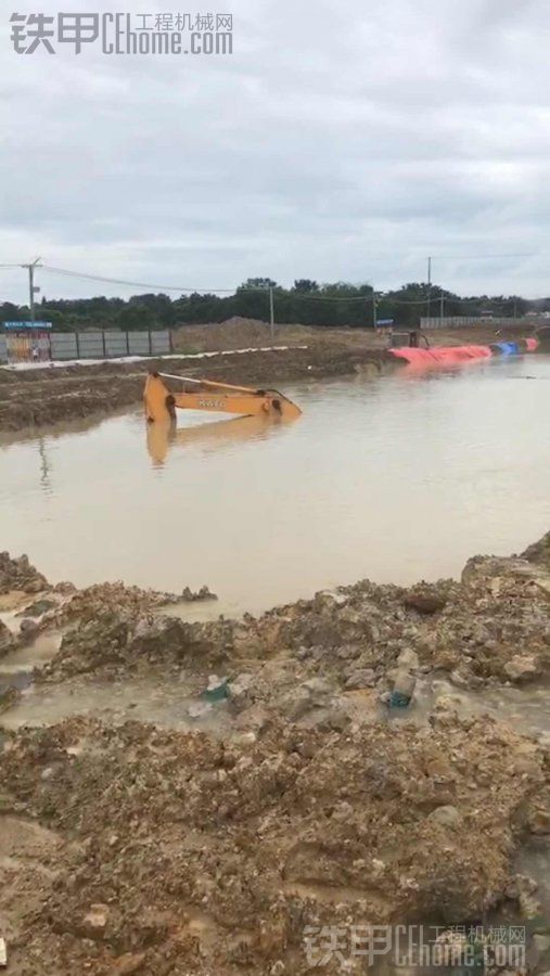 暴雨過后挖機被淹了