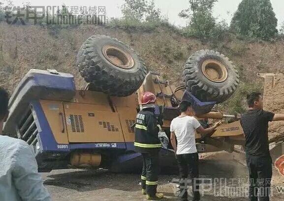 龙工铲车翻了 安全第一啊