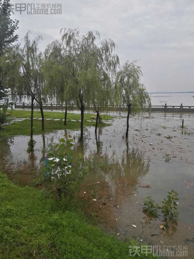 連續(xù)下了兩天的雨 鄱陽湖猛漲一米多