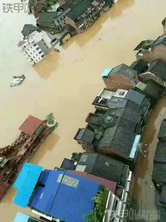 湖南天灾特大洪水挖机被淹没。