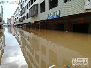 湖南天灾特大洪水挖机被淹没。