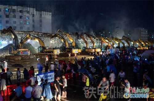 震惊国外！200台挖掘机齐上阵，一夜拆除立交桥，谁能算算这台班费大概要多少？