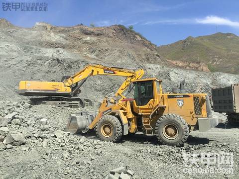 雷沃大型挖掘机助力矿山开采