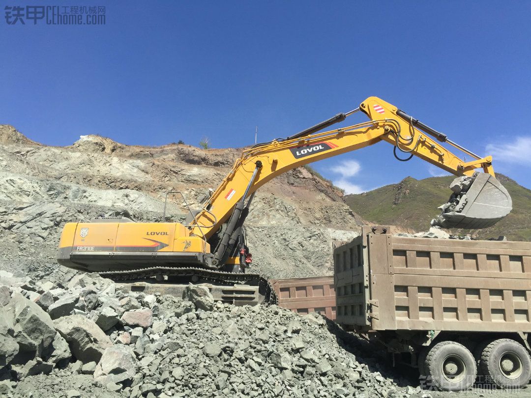 雷沃大型挖掘机助力矿山开采_铁甲工程机械论坛