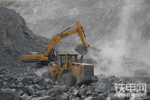 雷沃大型挖掘機(jī)助力礦山開采