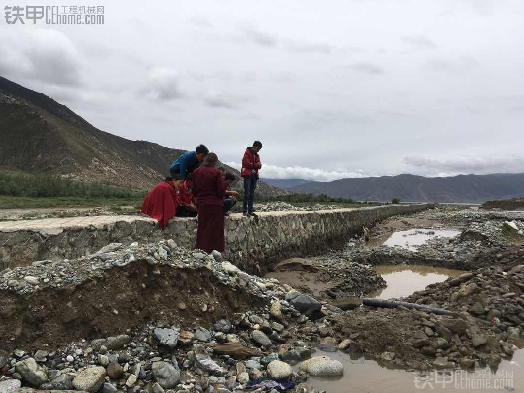 我的西藏趣事二：暴雨后，幫藏族喇嘛挖水管。