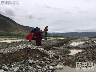 我的西藏趣事二：暴雨后，帮藏族喇嘛挖水管。