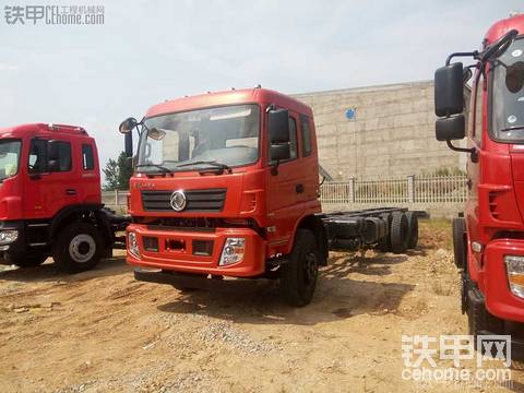 東風(fēng)后八輪平板隨車(chē)吊提車(chē)作業(yè)