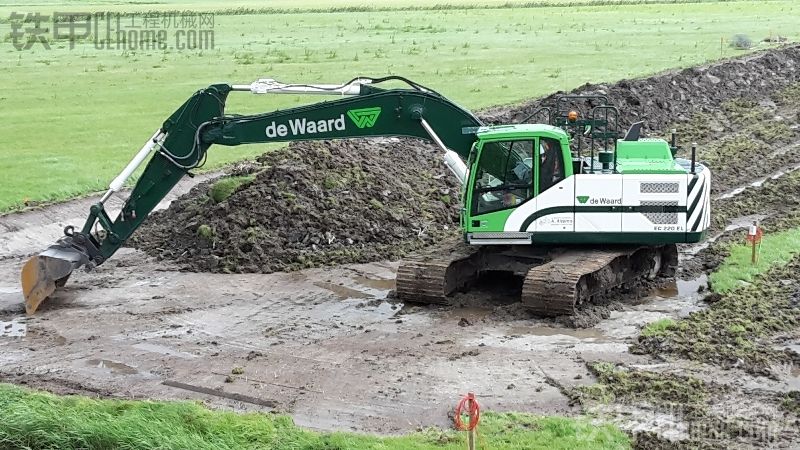 VOLVO EC220E