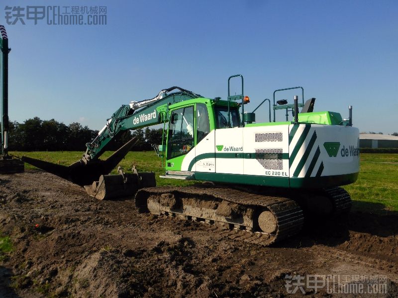 VOLVO EC220E