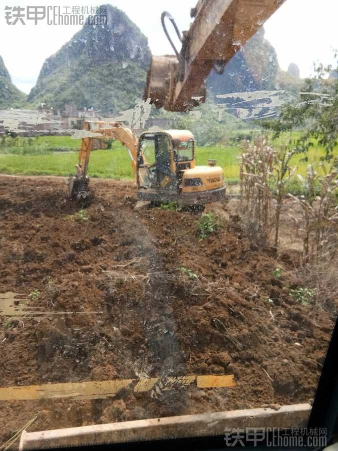 两台废柴挖鱼塘