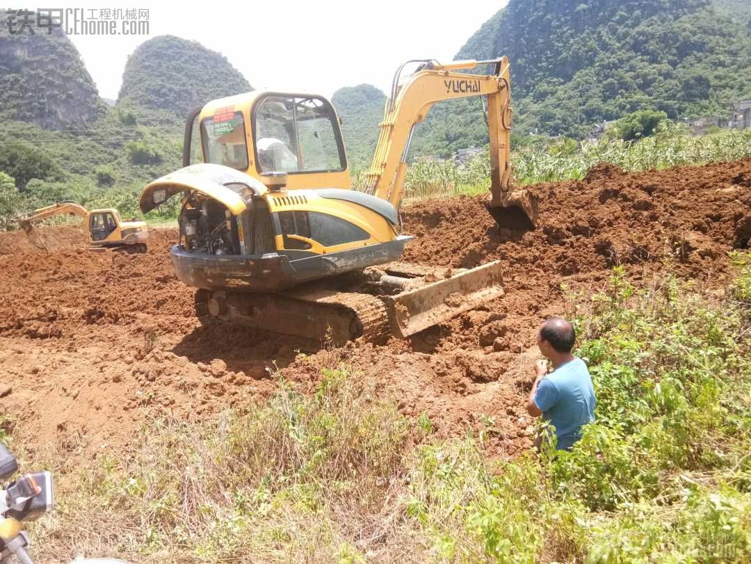 两台废柴挖鱼塘