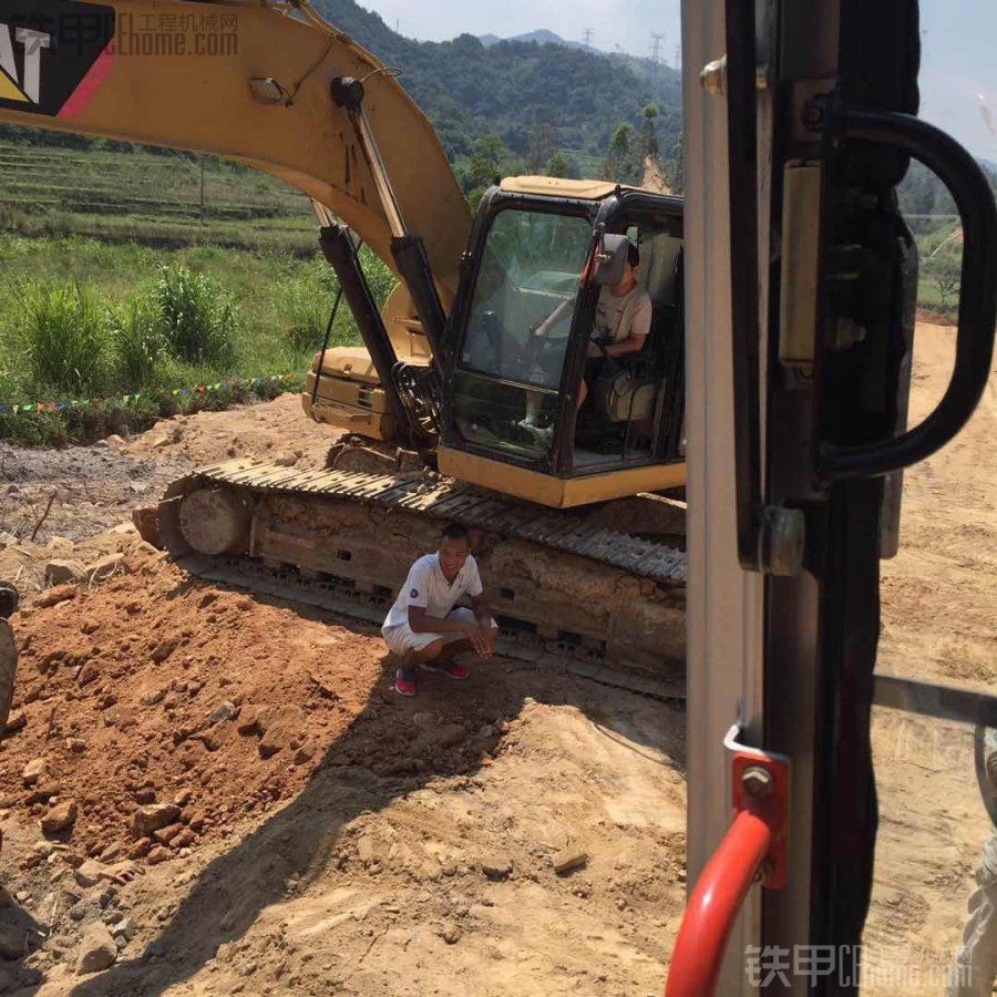 ［沃爾沃 曬出你的愛機和愛姬］天太熱了，還有人躲下面