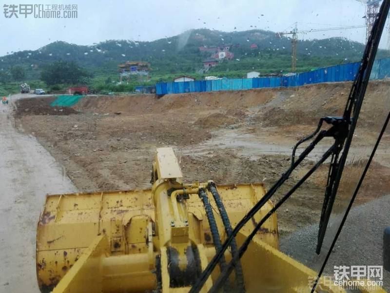 雨中直播！徐工ZL50GN裝載機(jī)修建停車場地-帖子圖片