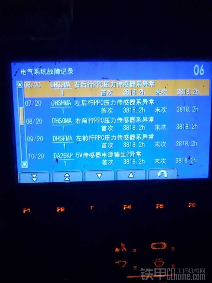 小松挖机220-8压力传感器异常，大侠们知道哪里出问题了