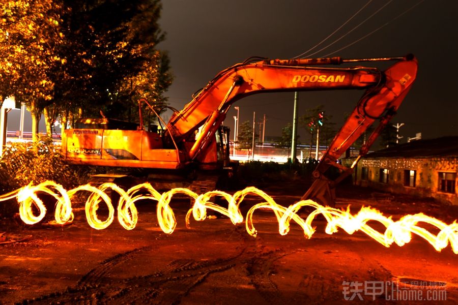 攝影大片：35度燒烤斗山挖掘機(jī)，這質(zhì)量能扛得住嗎？