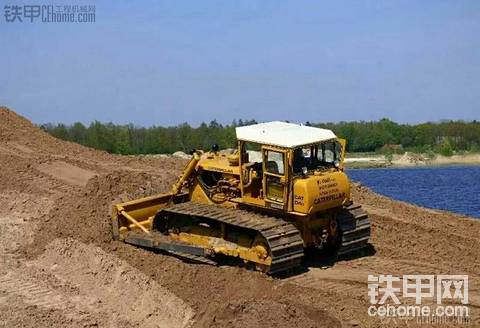 卡特彼勒推土機(jī) 漂亮吧！